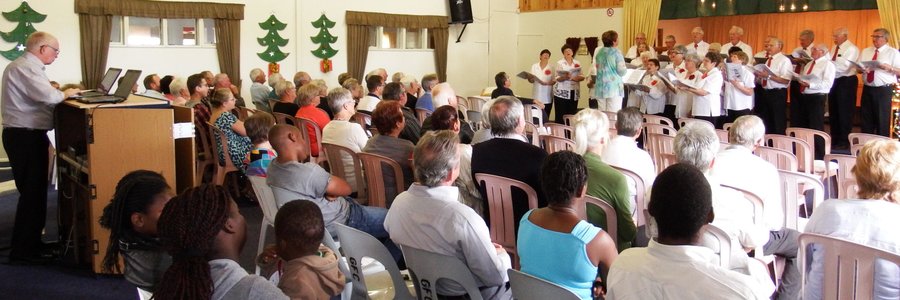â€˜n Oomblik van gewyde stilte in Gansbaai Family Church terwyl daar na die NG Kerkkoor geluister word